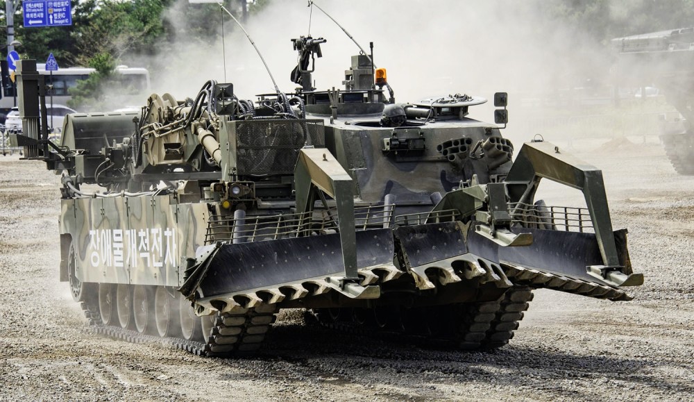 韩国军工展示新型战斗工程车:身兼十八般武艺,外形如"怪兽"