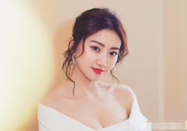 网友们的愿望实现了,景甜终于代言了景田矿泉水!