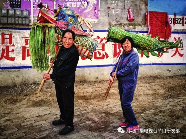 间安新赵北口镇西街村的梨园龙灯会梨园龙灯会深受当地人们的喜爱成为