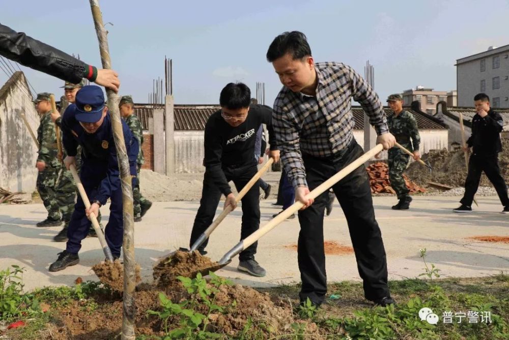 副市长,公安局长谢汉湖到南径镇开展义务植树活动