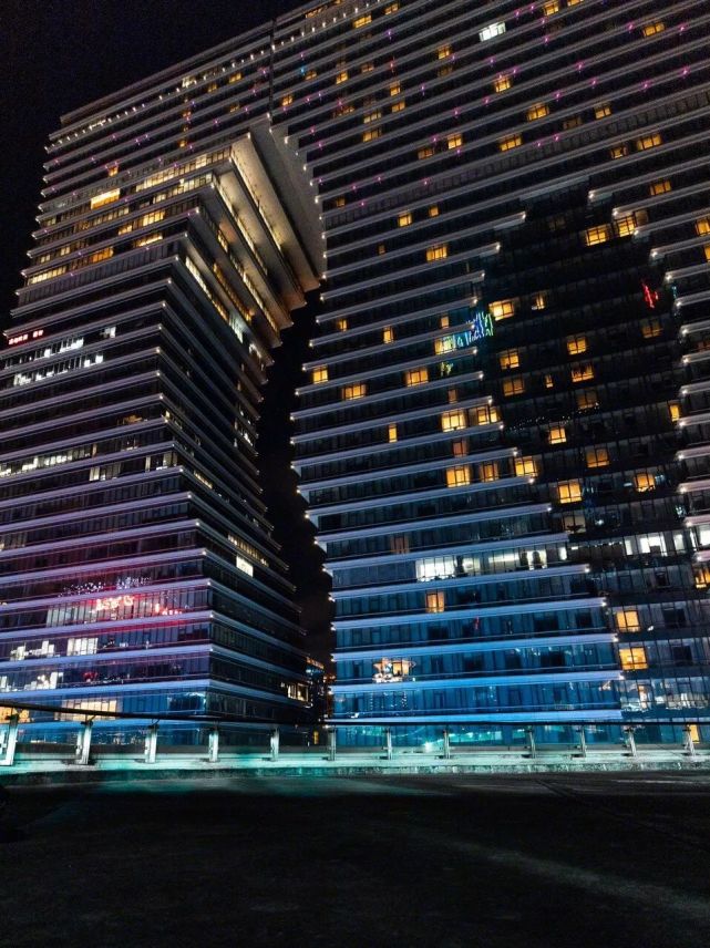 小红书:陈康纳_在星光大道的天台能看见最美的杭州印随便一拍就是满满