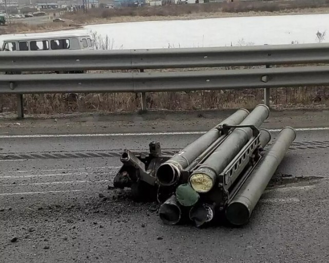 高速公路发生罕见事故军车侧翻受损严重防空导弹摔落一地