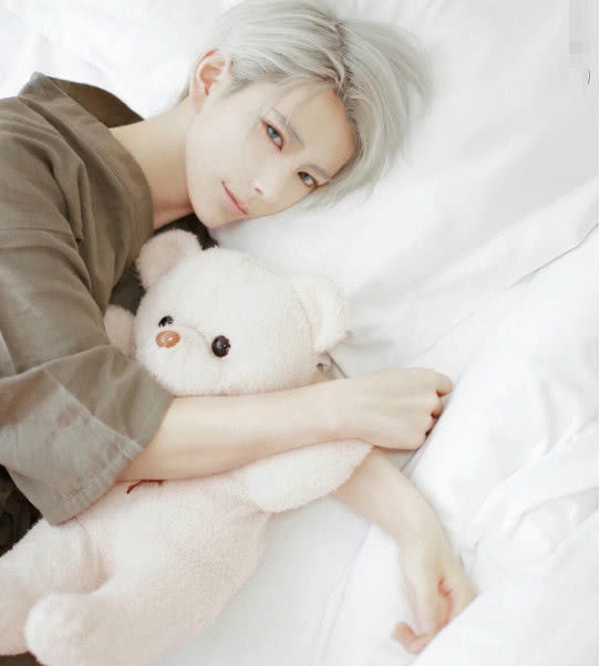 自从cosplay圈子的知名coser熊祁在网上火了之后,不少刚认识熊祁的