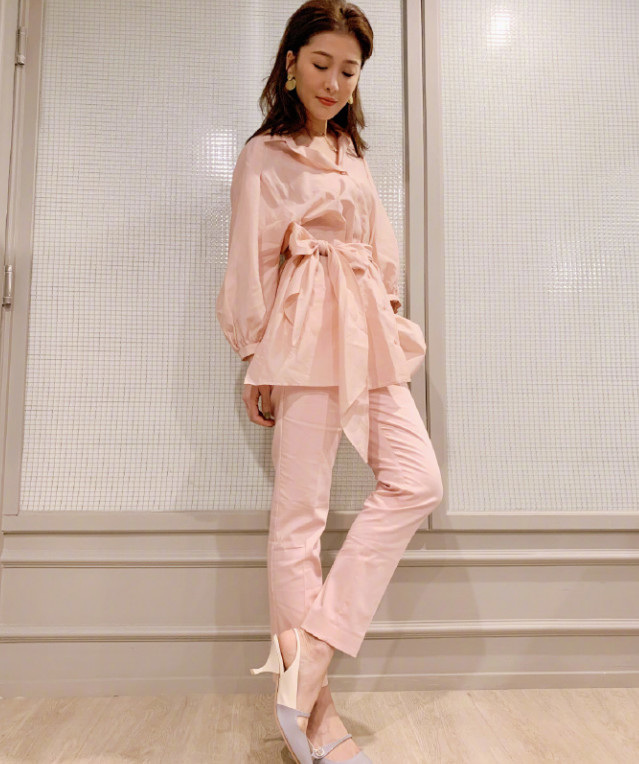 近日(3月12日)港星niki周丽淇(周励淇)社交平台po文晒美照,俏皮称"