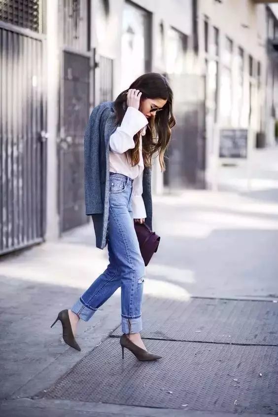 今年牛仔裤裤脚翻边卷起来更时髦!