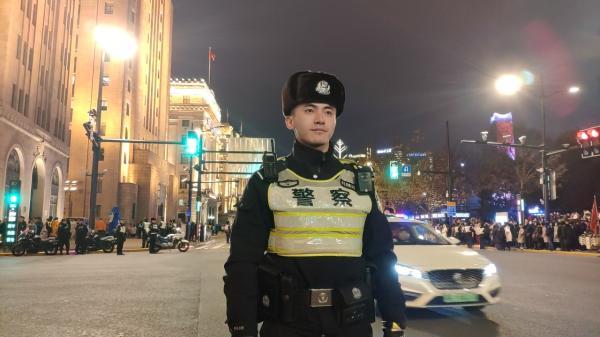 颜宇轩的同事"吐槽"说,腼腆的颜宇轩唯一话多的时候