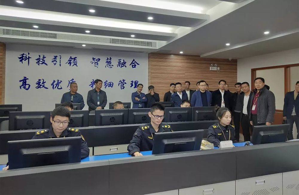 区领导带队赴市城管局参观调研"数字城管"指挥中心平台建设