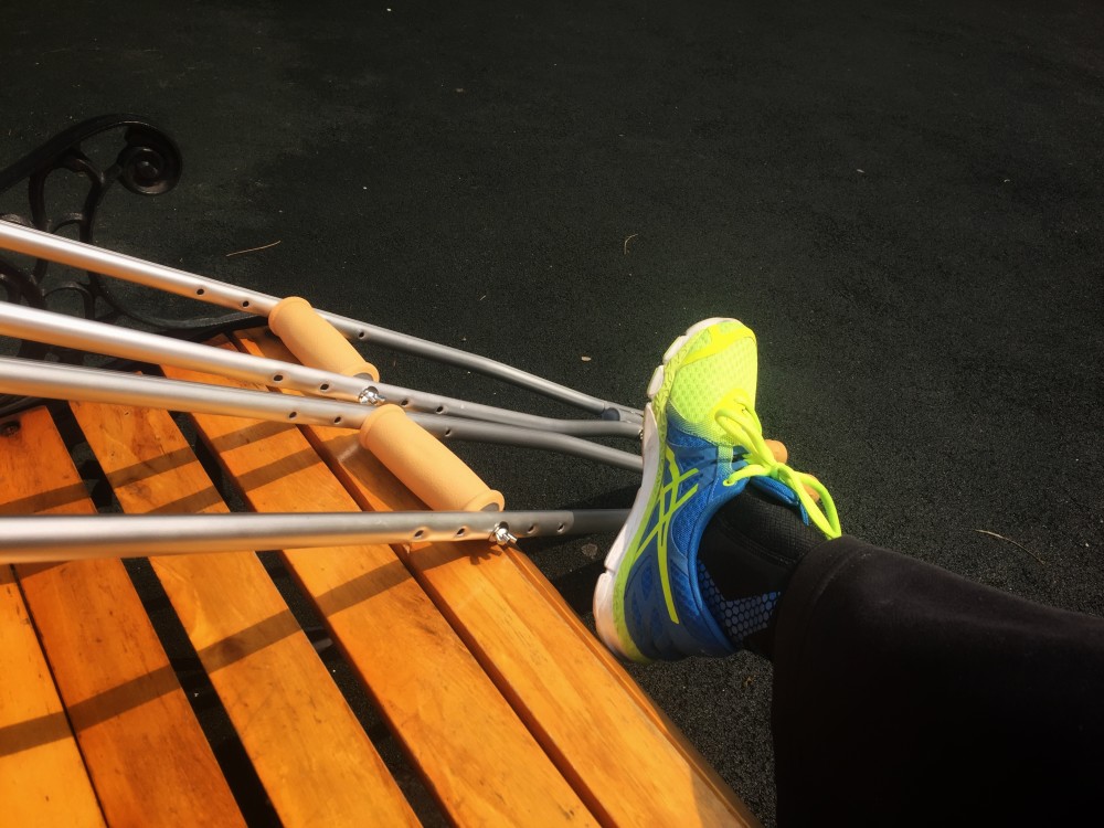 瘸腿米阿姨上线:一坨白饭一撮白菜一块白肉!吃完楼下晒太阳