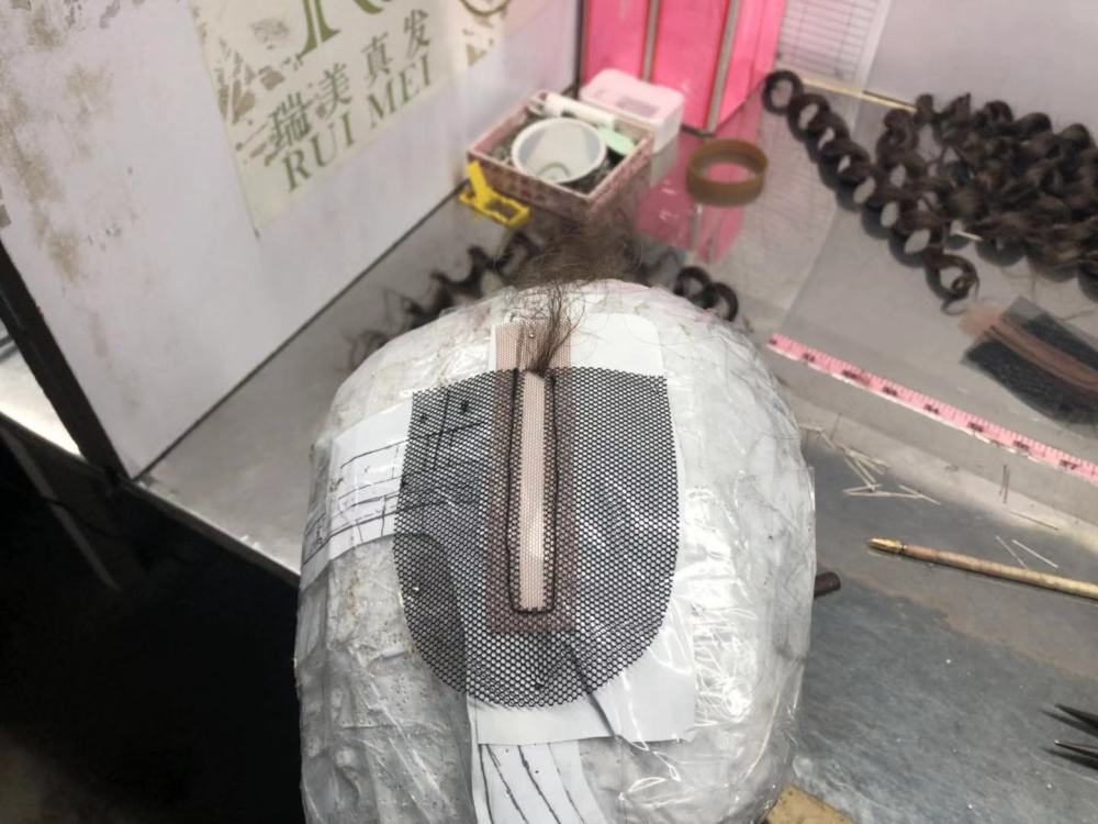 上海白领放弃40万年薪,去卖假发给黑人女性