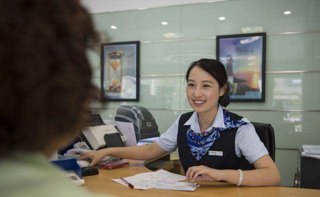 银行柜员工资不足四千,为什么还有人想往里面挤?原因很现实!