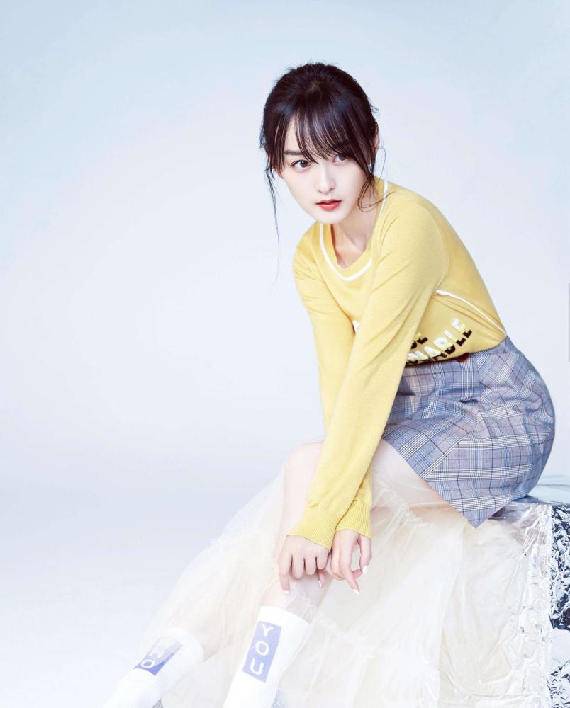 何泓姗是有多瘦?穿显胖的直筒裤双腿依旧纤细