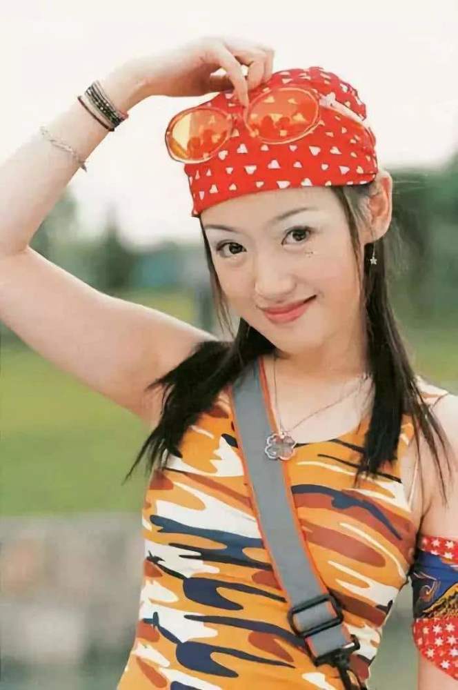 她因粉红女郎哈妹而大红今穿t恤配小脚裤41岁嫩成少女