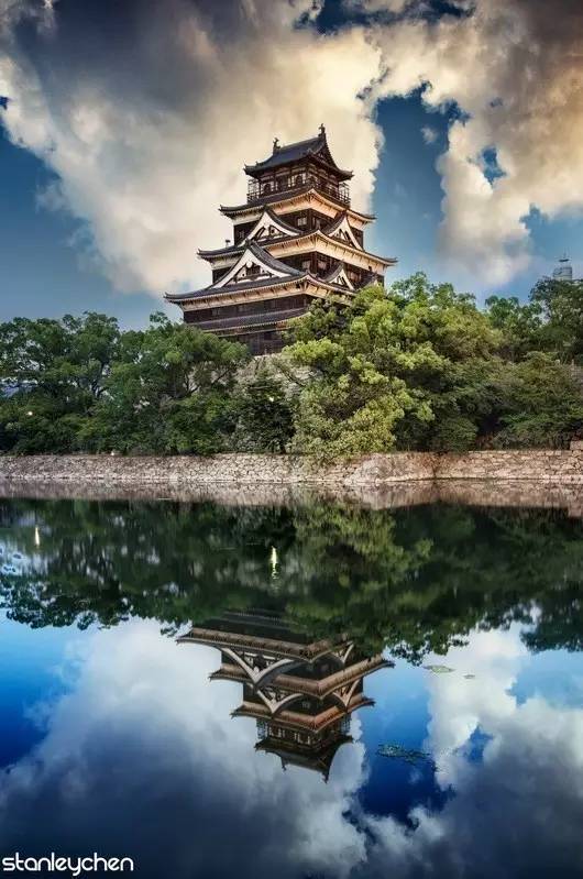 答案就是构图:对画面中出现的物体精心布置.