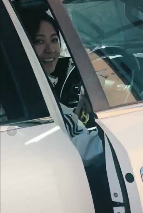 曝抖音网红张小五开80万豪车逛街网友吸着人血过日子