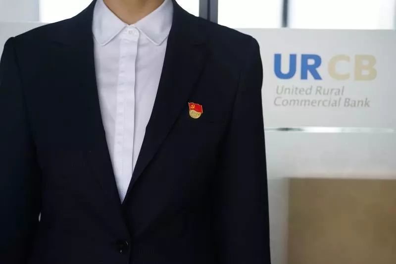 女式西装党徽佩戴方式衬衫篇男式衬衫党徽佩戴方式女式西装党徽佩戴