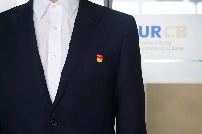 男式西装党徽佩戴方式女式西装党徽佩戴方式衬衫篇男式衬衫党徽佩戴