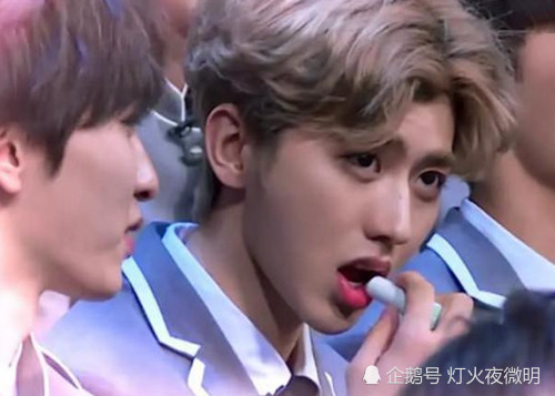 蔡徐坤cos李小龙,一身黄色练功服让ikun直呼真男人,呵呵