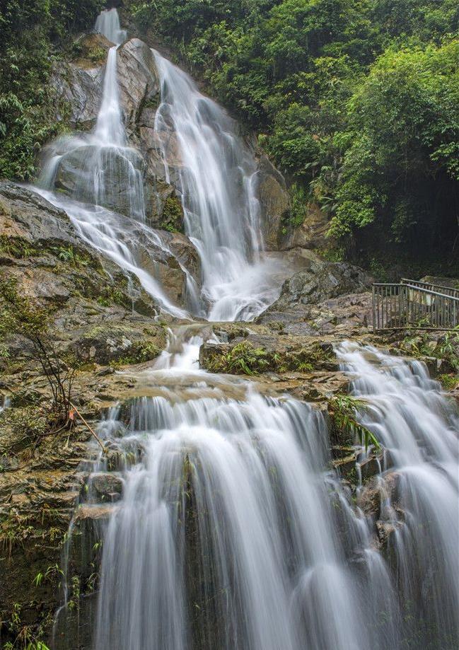 "山中一夜雨,处处挂飞泉",来清远天子山看梯级瀑布群吧!
