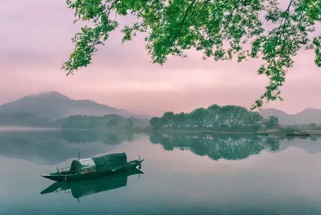 白露横江,水光接天.