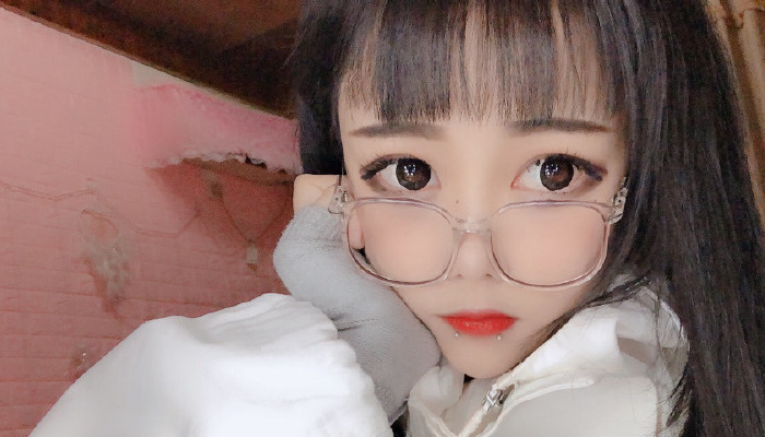 顾茜茜罕见素颜开播,暴露真实颜值,网友:早这样多好