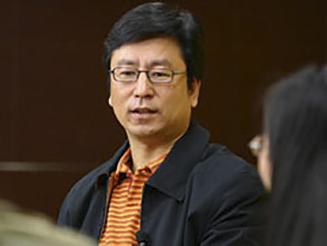 51岁白岩松自称不用微信,近照曝光身形暴瘦老