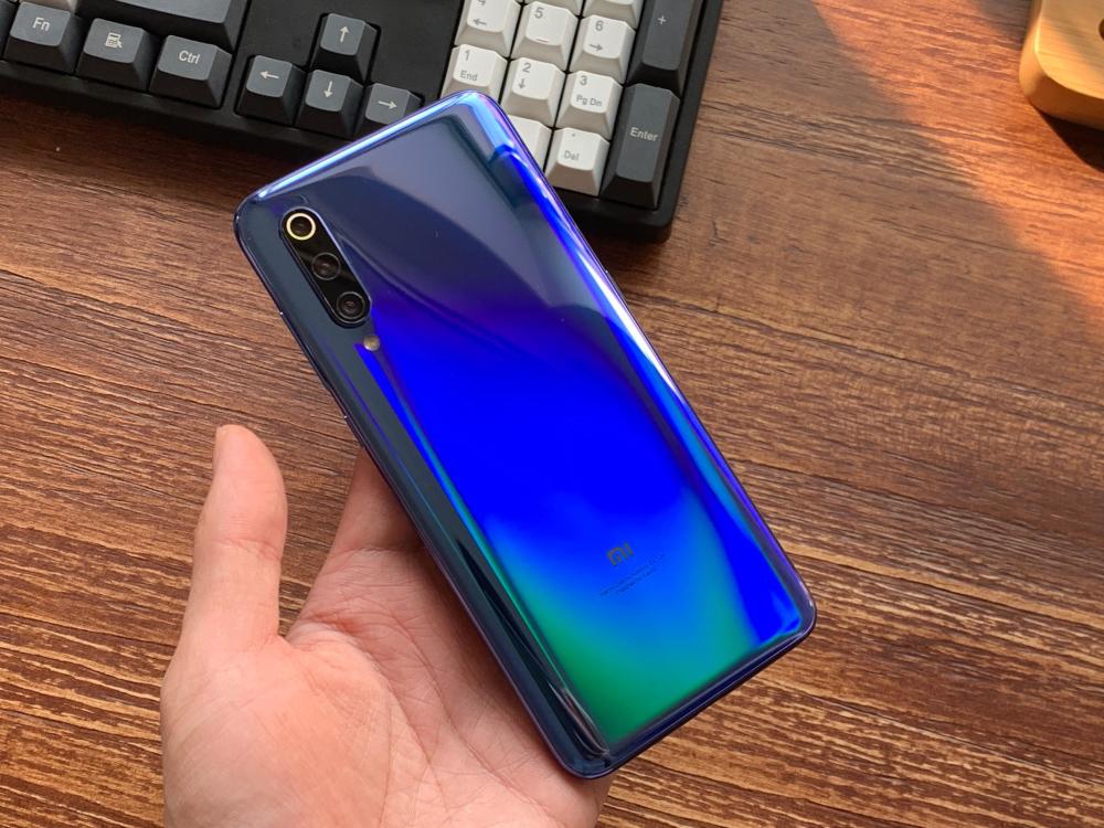 小米9品控告急,漏装闪光灯后再曝闪屏门