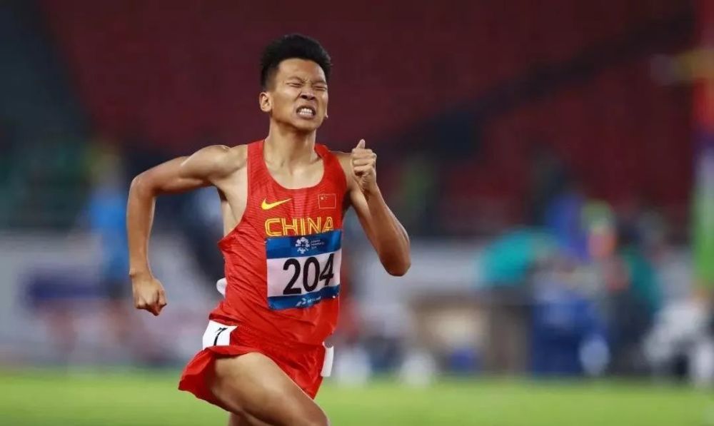 800米个人最好成绩1分47秒71,是现役中国男子800米唯一打开1分48秒