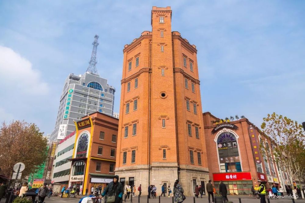 尽管这样,也不妨碍饕客们寻找美味,对他们而言,去水塔街就是轻车熟路.