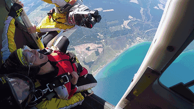 跳伞运动真是颜值粉碎机,继他之后章子怡也放飞自我了