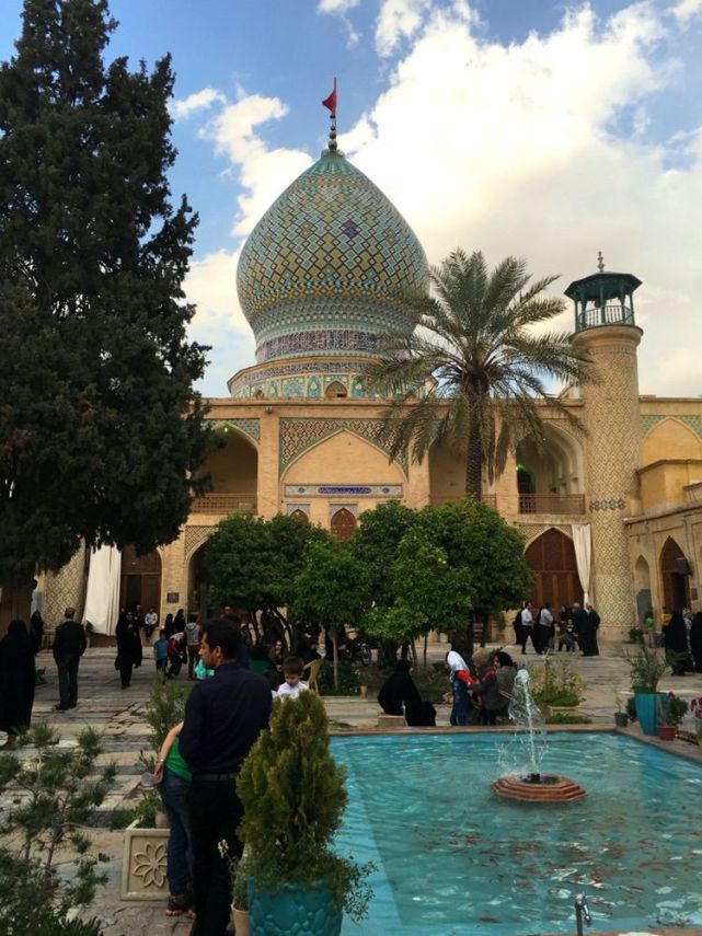 著名的光明王之墓,也叫查拉库圣庙,什叶派第七伊玛目(宗教首领)的两个