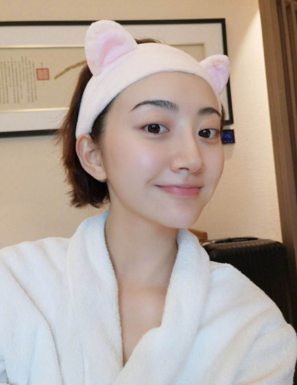 鼻子太过高挺再被质疑整容 景甜二字回应