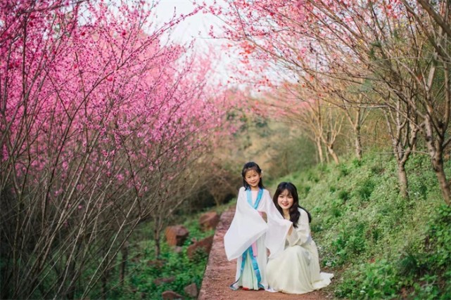 春到重庆美如画汉服萌妹子带你一起赏花美拍踏青
