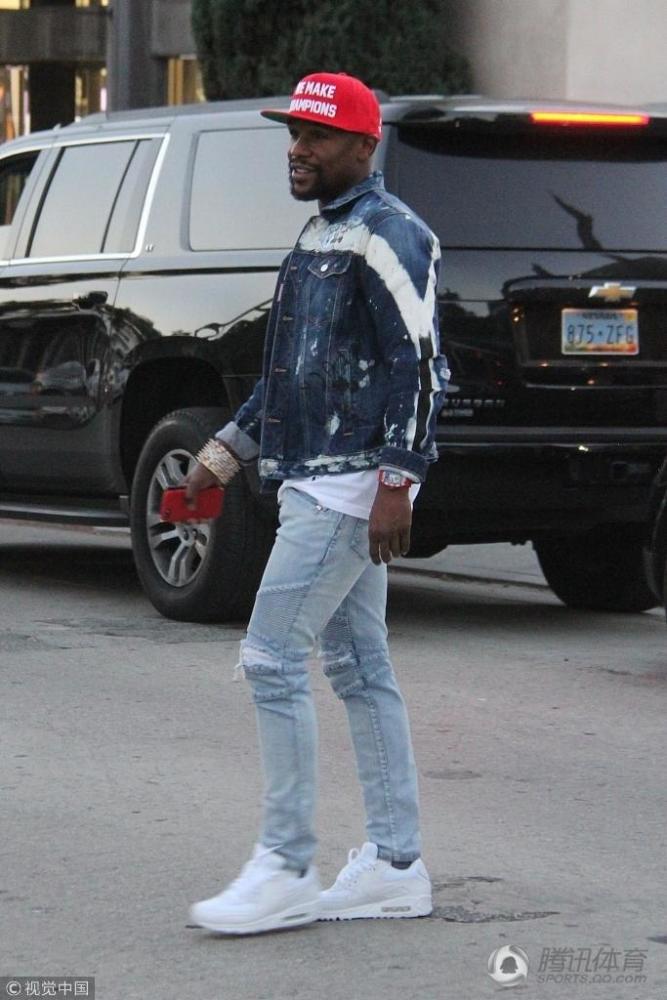 梅威瑟身穿潮牌逛街购物威猛保镖化身拎包小弟