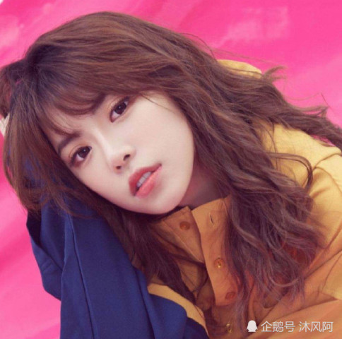 lol女解说周淑怡开车直播惨遭网友举报,随后被警察传唤!