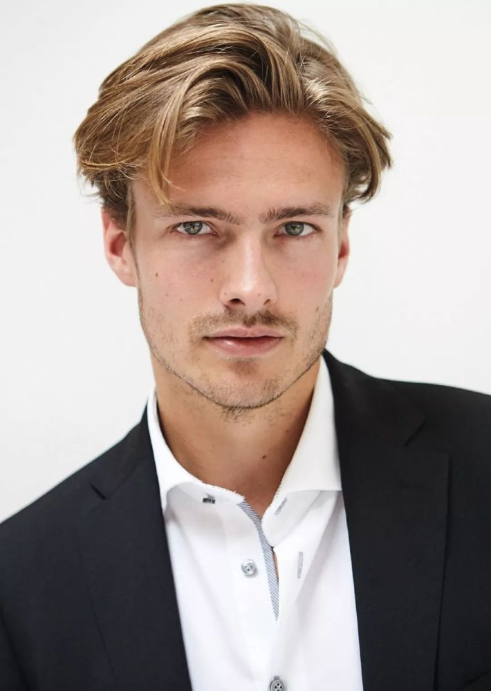 荷兰超模新面孔节目的第二名,金发碧眼,挑不出毛病!