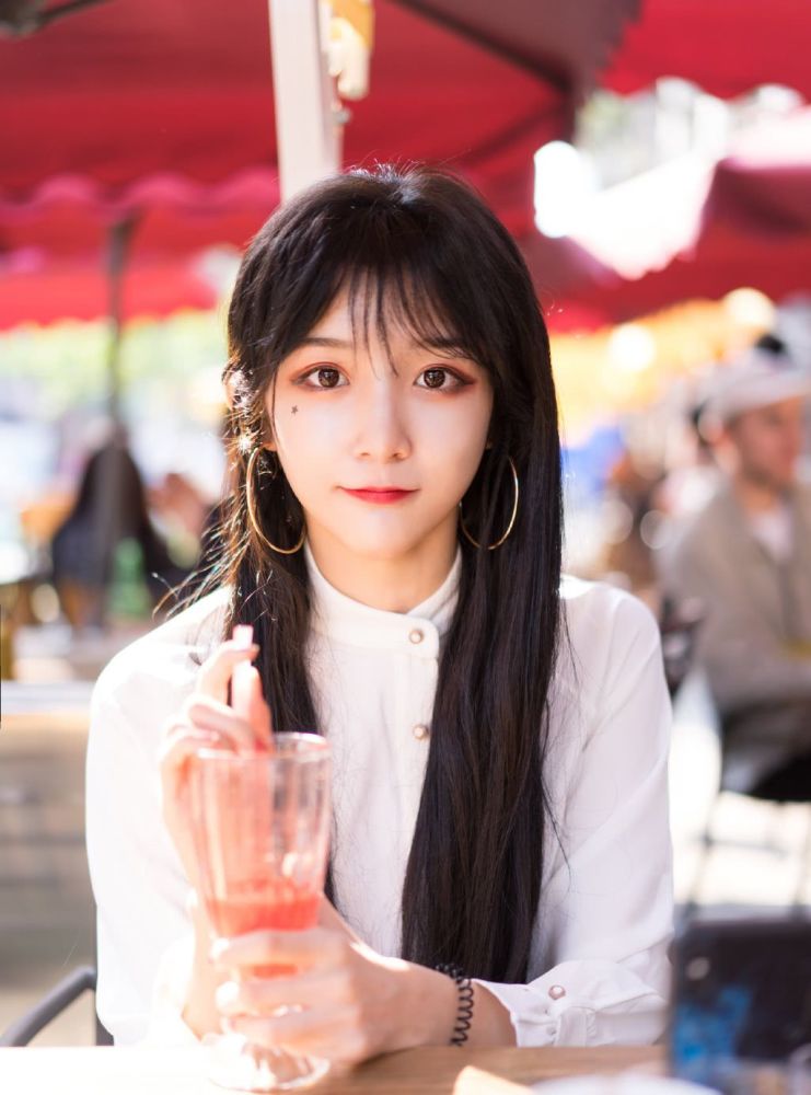 女装大佬艾比是"照骗"?看到他的素颜照后,网友表示:认不出