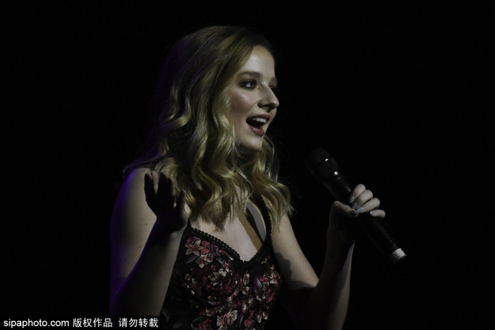 女歌手洁姬·伊凡可举办音乐会 古典跨界唱法迷人