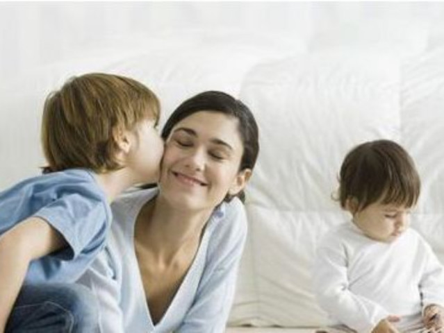 在一个家庭中父母对待自己子女不公平的待遇会