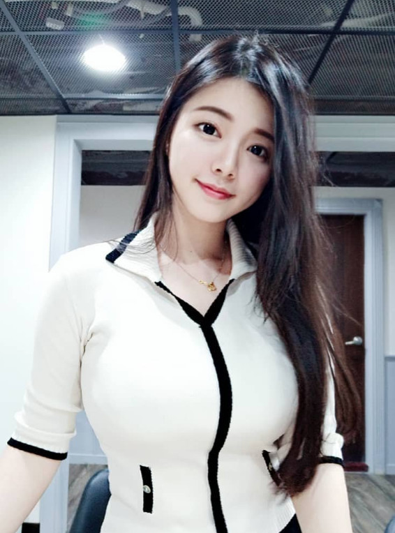 抖音"地铁女神"走红,当她回眸一笑的那秒,网友:一张足矣沦陷