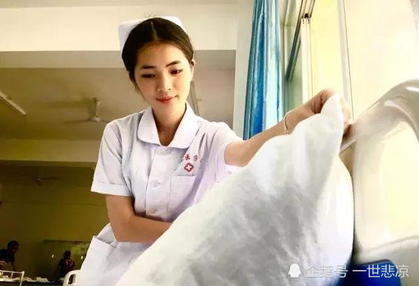 完全想不到漂亮女护士的鞋子和袜子是这个样子