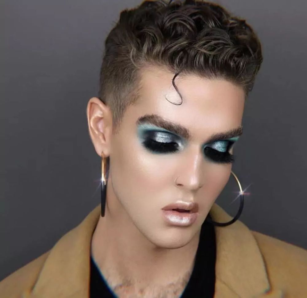 堆上一斤闪粉的眼妆什么样