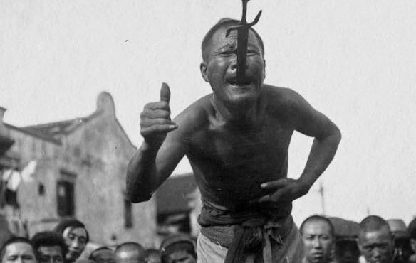 而在北京天桥这样的场所,在旧社会时的中国,有许多江湖艺人表演的地方