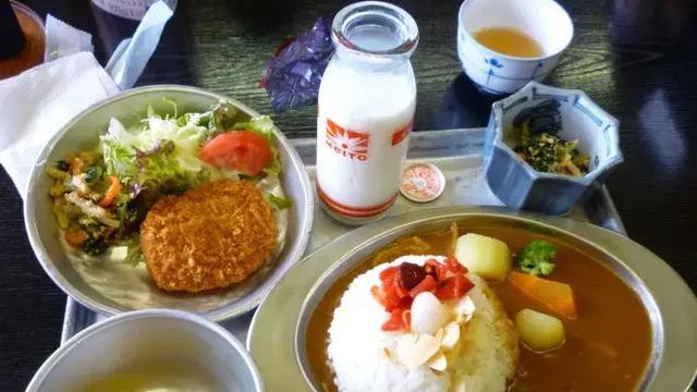 日本中小学生的午餐可以说营养非常均衡,包括日本当地的传统食谱以外
