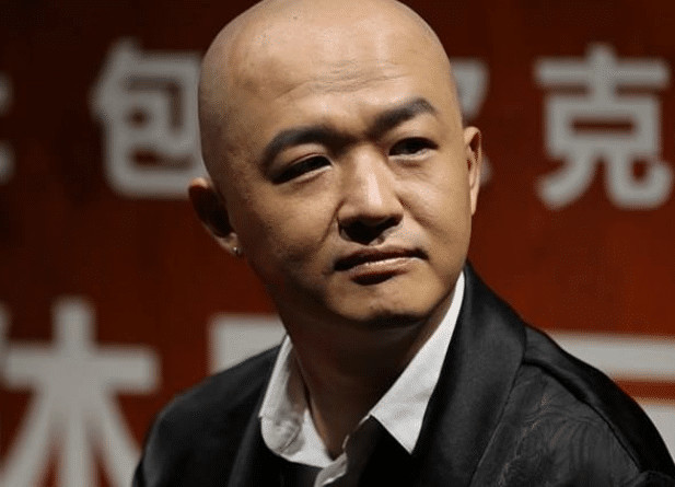 为什么包贝尔一直是光头,而不留其他发型呢?