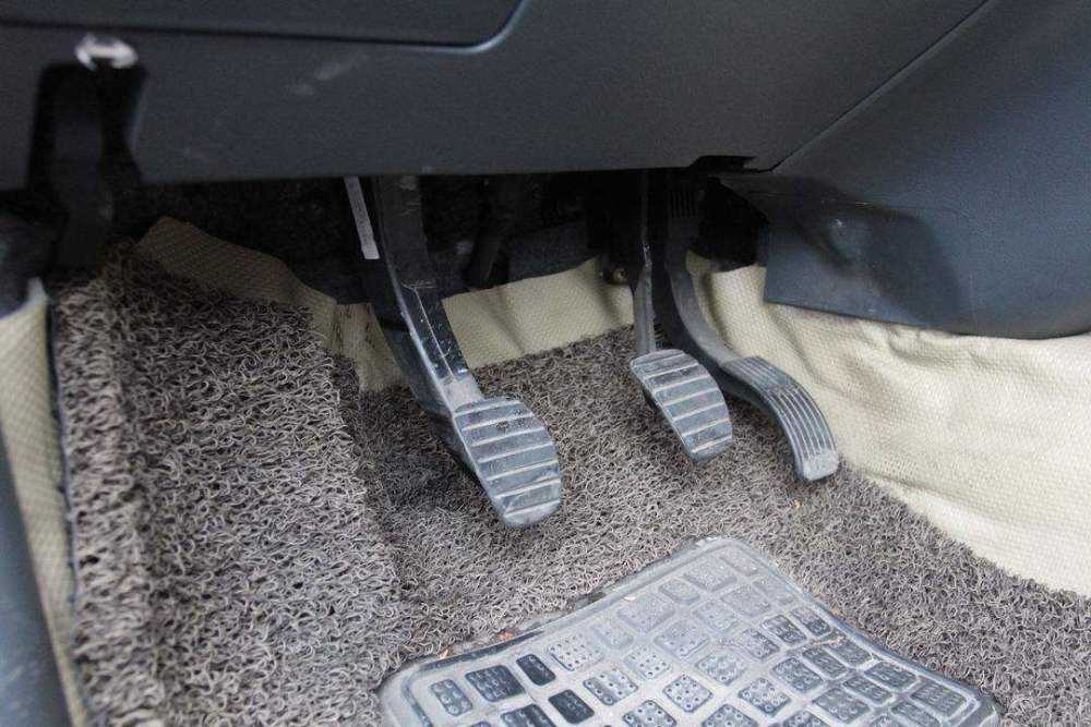 刹车和离合能一起踩吗?老司机说出实情,还好知道的早