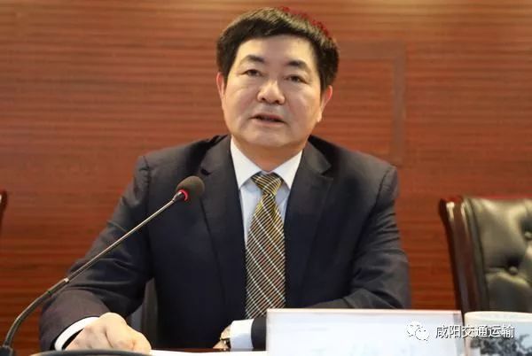 (王俊义同志作报告)