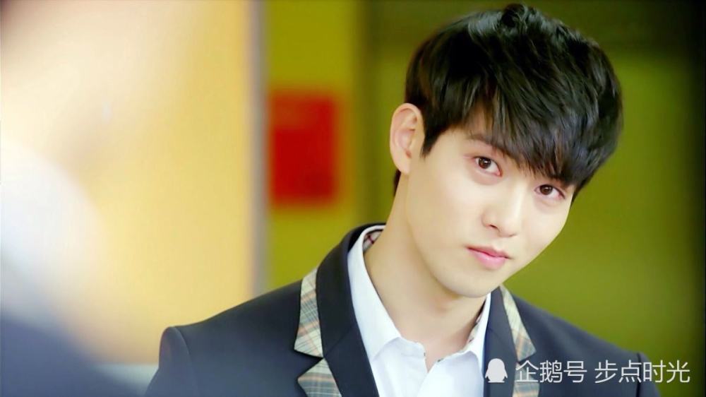 港媒爆李宗泫疑摸林允儿裙底,还传出与粉丝发生关系侵犯少女