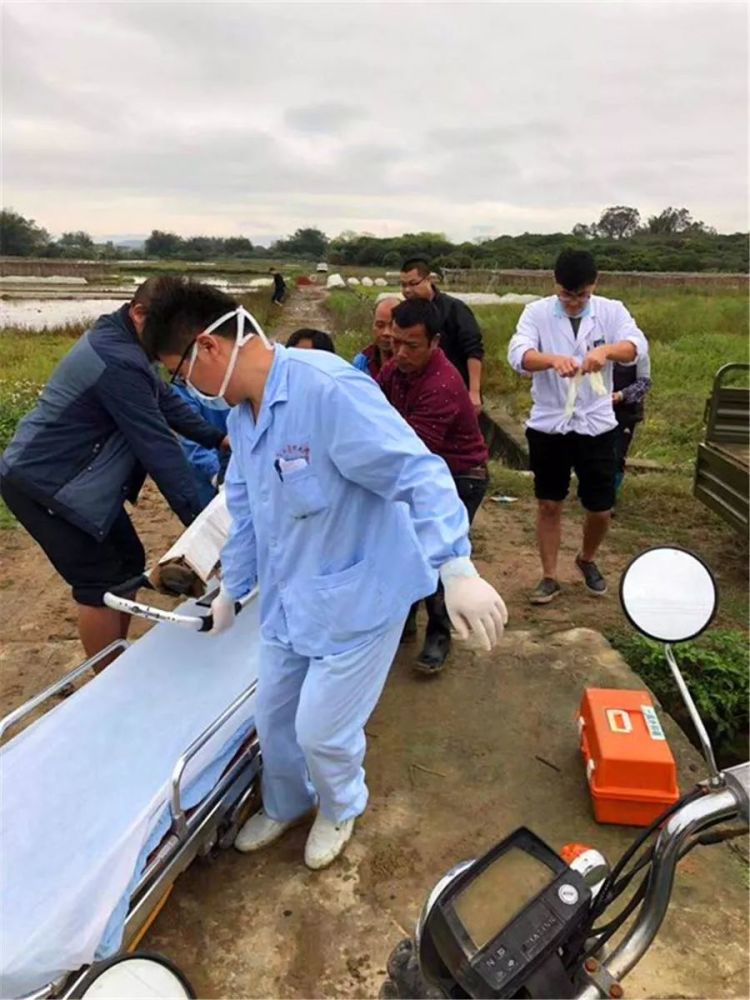 从化男子被铁牛压在田间身体一半被泡在水里