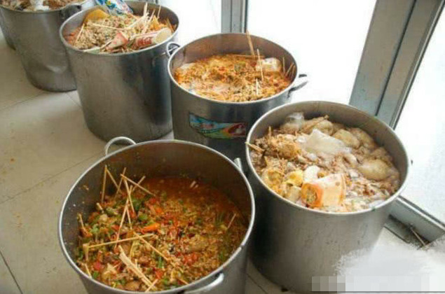 为啥食堂大妈宁愿把剩饭菜倒掉,也不给学生多盛点?答案你想不到