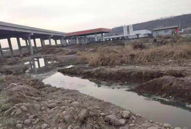 邯郸武安市工业区:污水直排渗坑 环保科长怒斥记者"滚蛋"